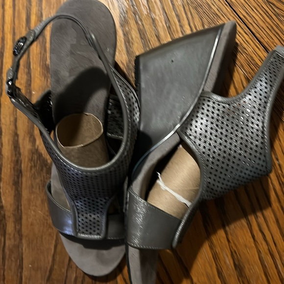 Anne Klein wedges. Grey. Size 9 - Picture 2 of 4